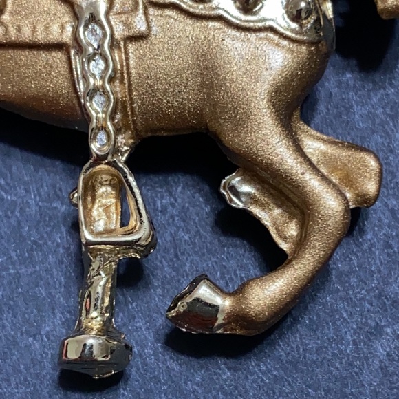 🖤NEW💕Caroucel (merry-go-around) gold brooch - Picture 8 of 12